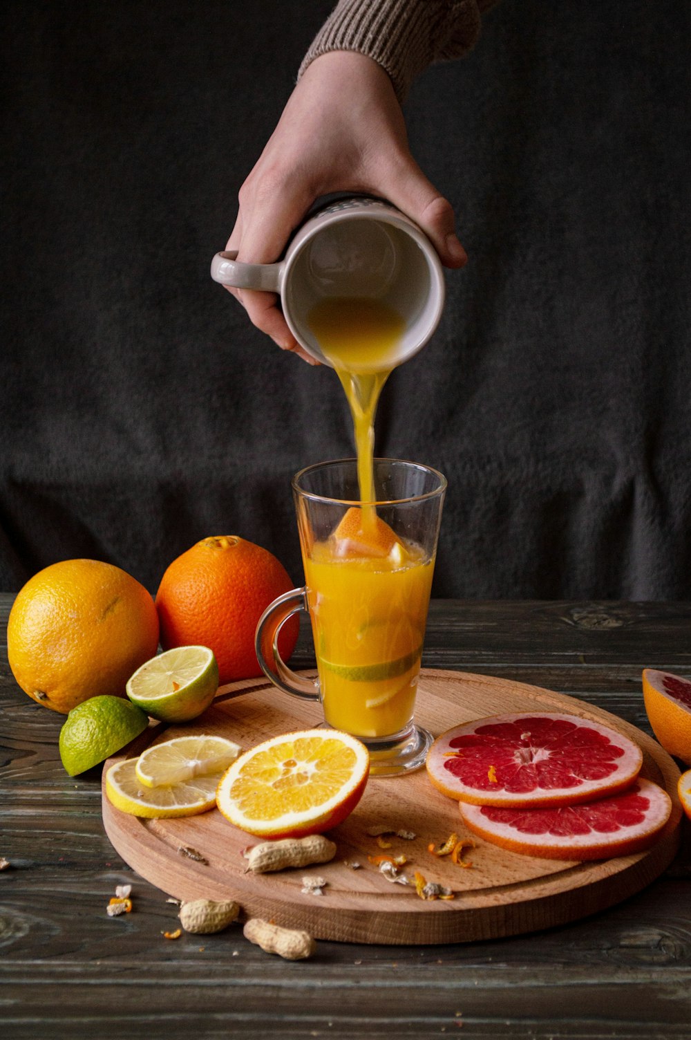 suco de laranja em copo transparente