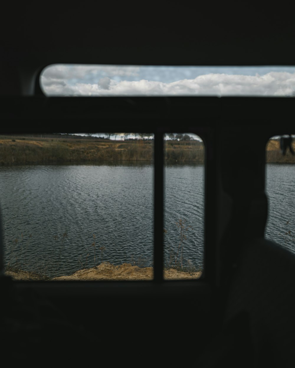 Una vista de un cuerpo de agua a través de una ventana