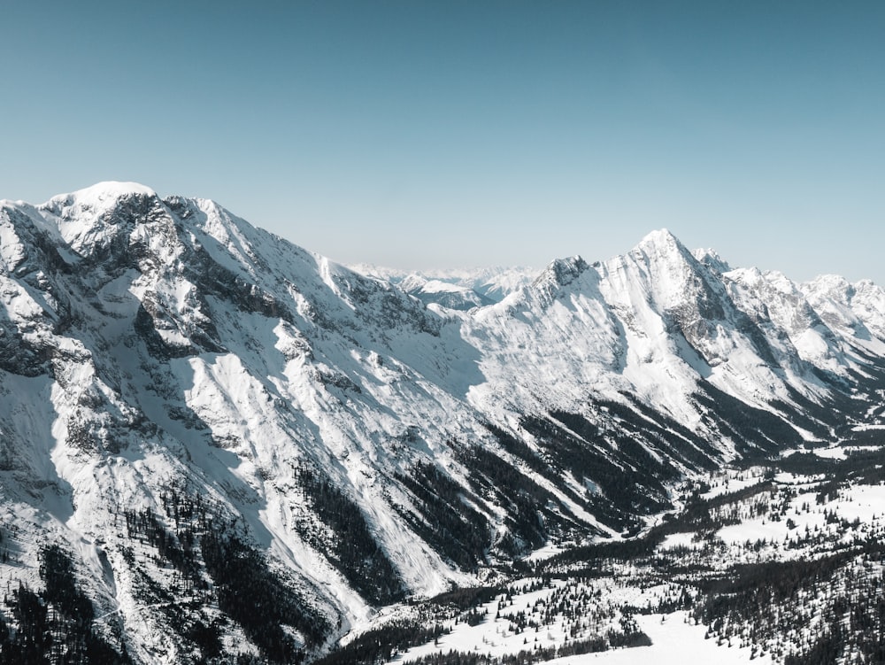 montagne enneigée sous ciel bleu pendant la journée