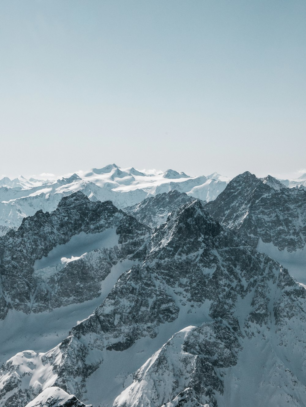 montagne enneigée pendant la journée