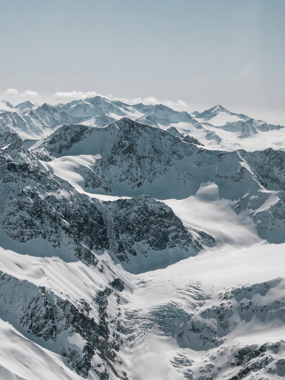 montagne innevate durante il giorno