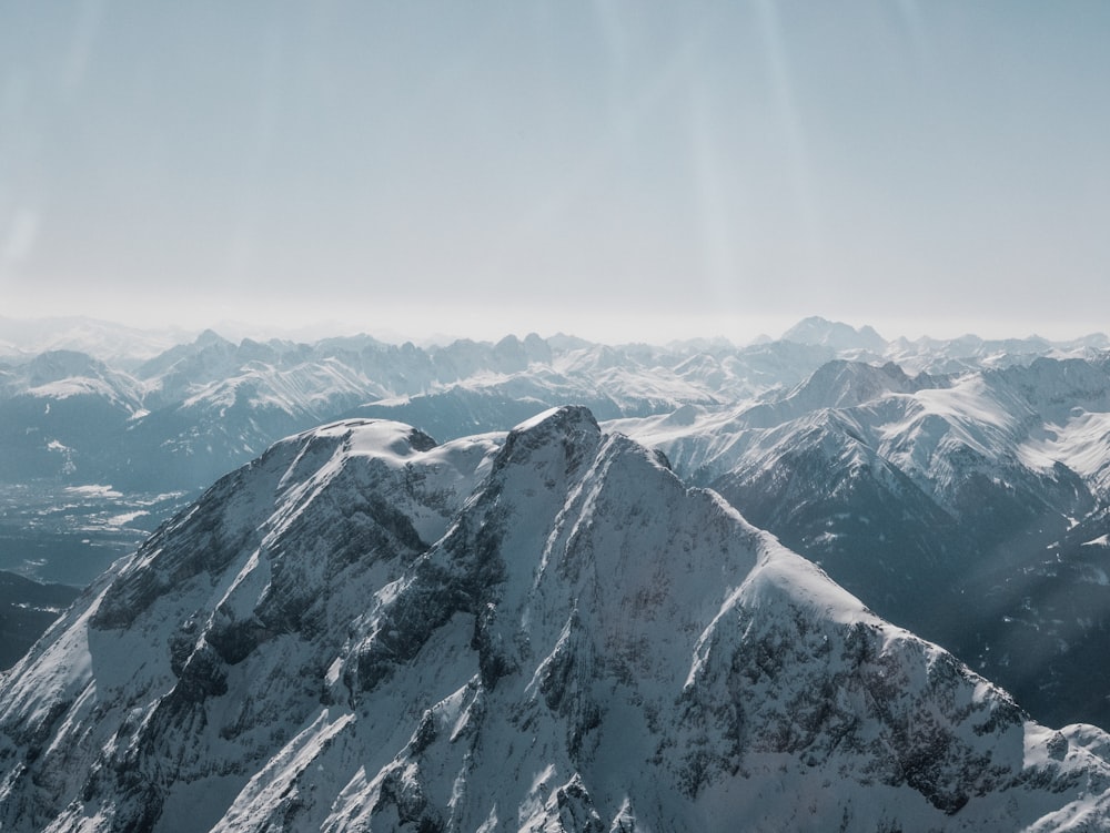 montagne enneigée pendant la journée