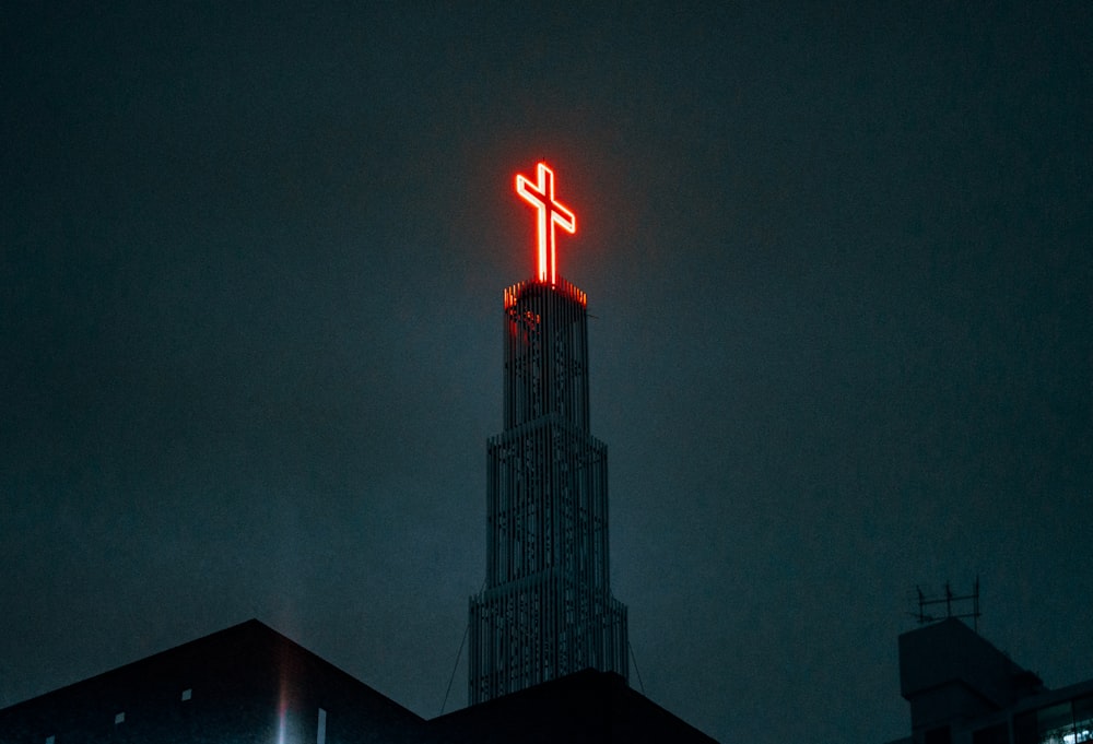 beleuchtetes Kreuz auf dem Dach des Gebäudes während der Nacht