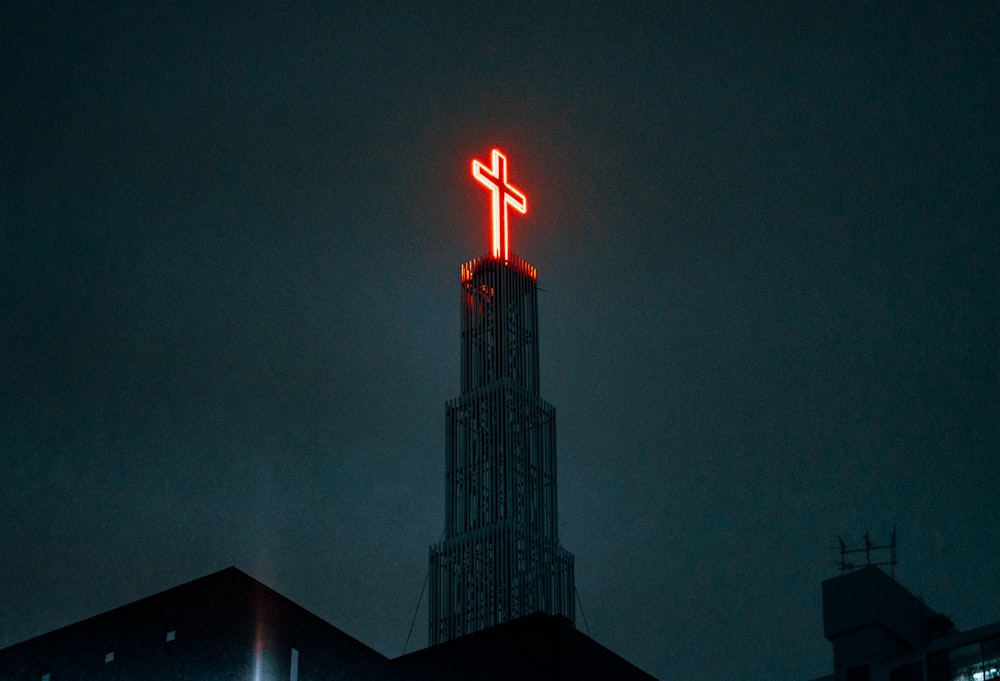 밤 시간 동안 건물 꼭대기에 불이 켜진 십자가