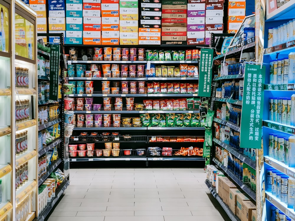 caixas rotuladas variadas na prateleira