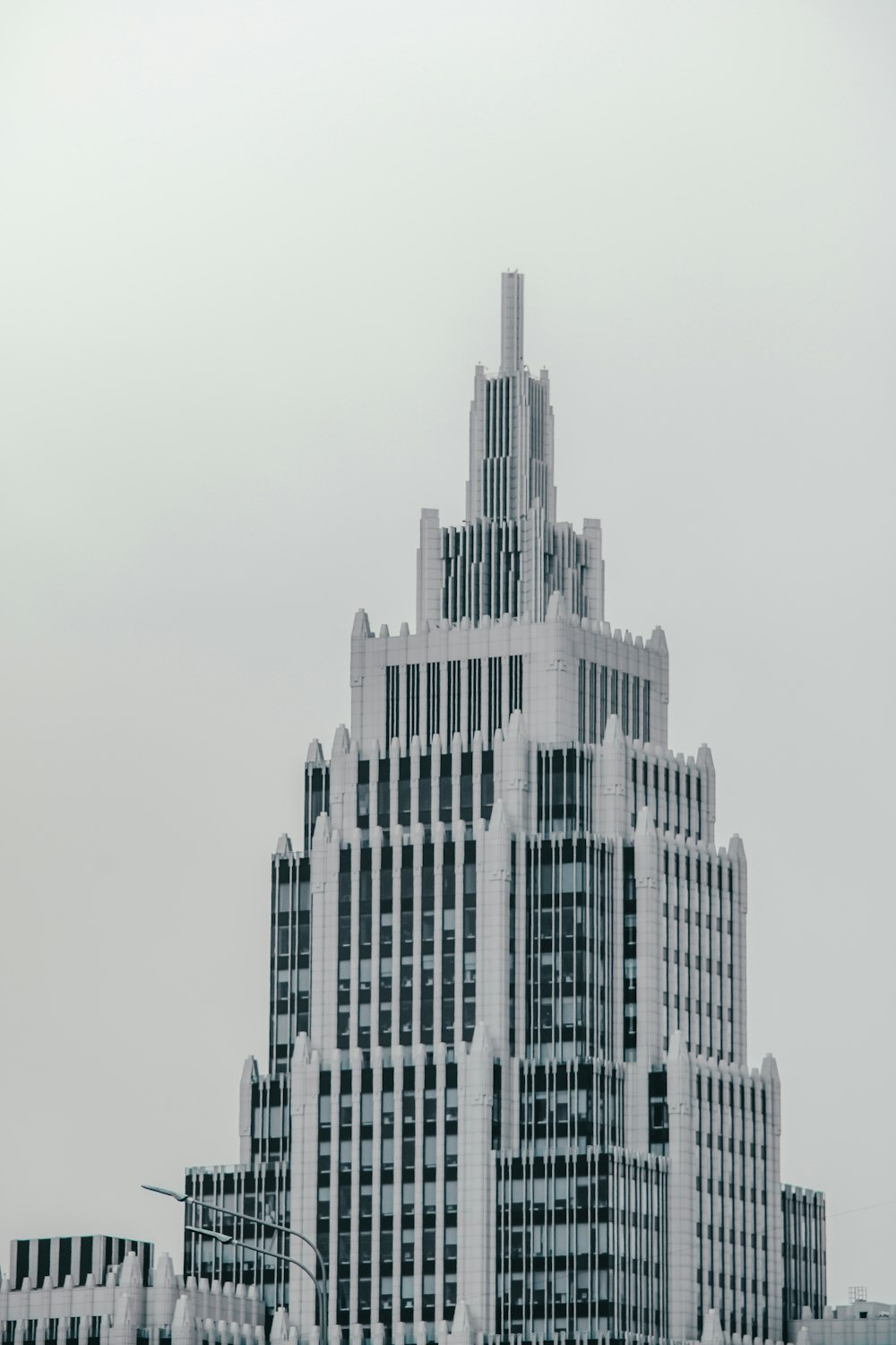 낮 동안 흰색 고층 건물