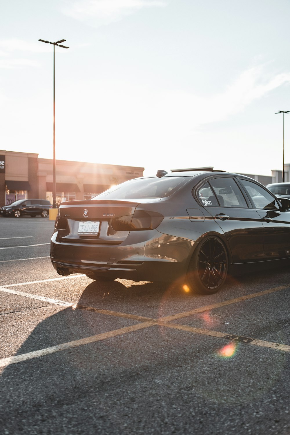 BMW M 3 Coupé negro estacionado en el estacionamiento durante el día