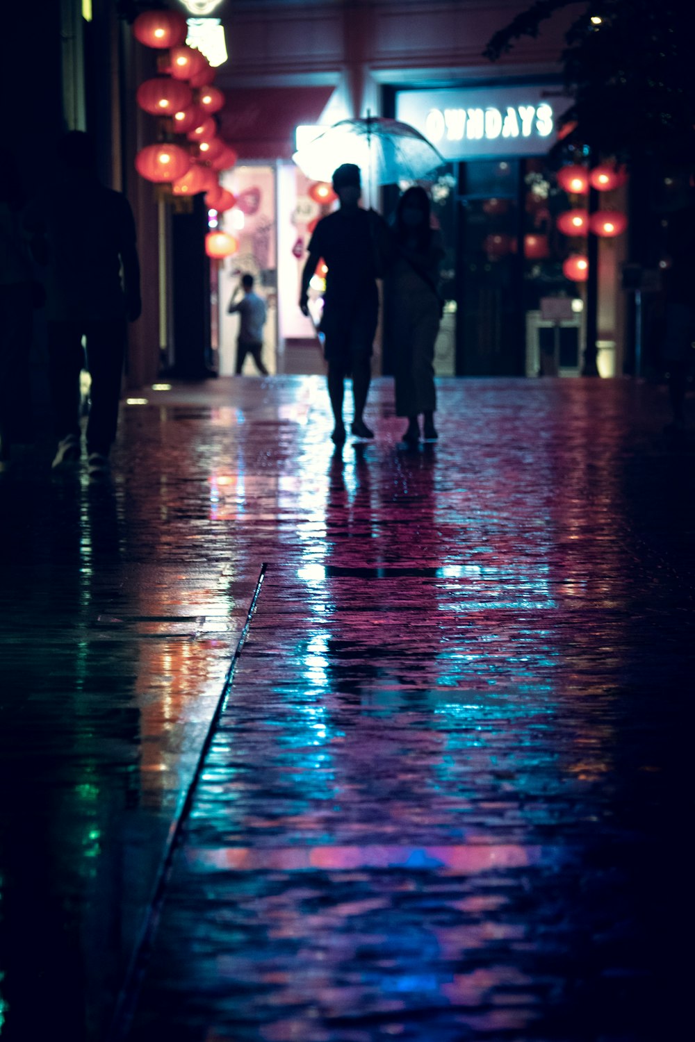 pessoas andando na rua durante a noite