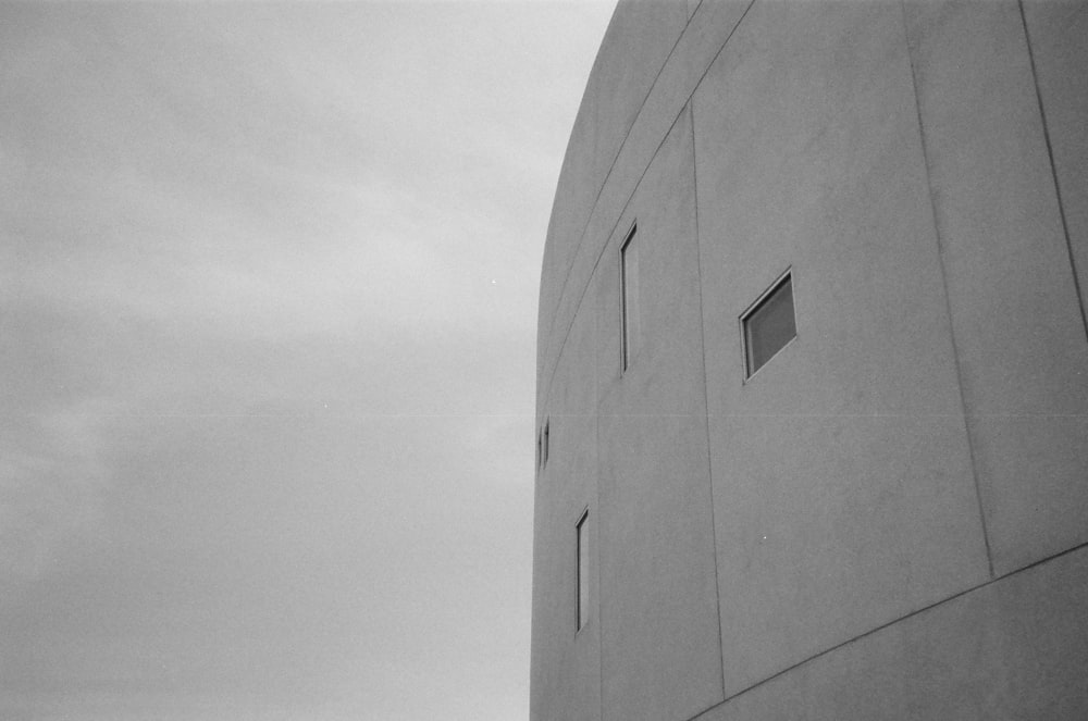 foto em escala de cinza do edifício de concreto