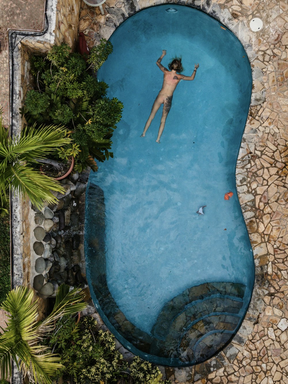 femme dans la piscine d’eau bleue