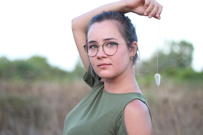 Madura con gafas y estilo intelectual