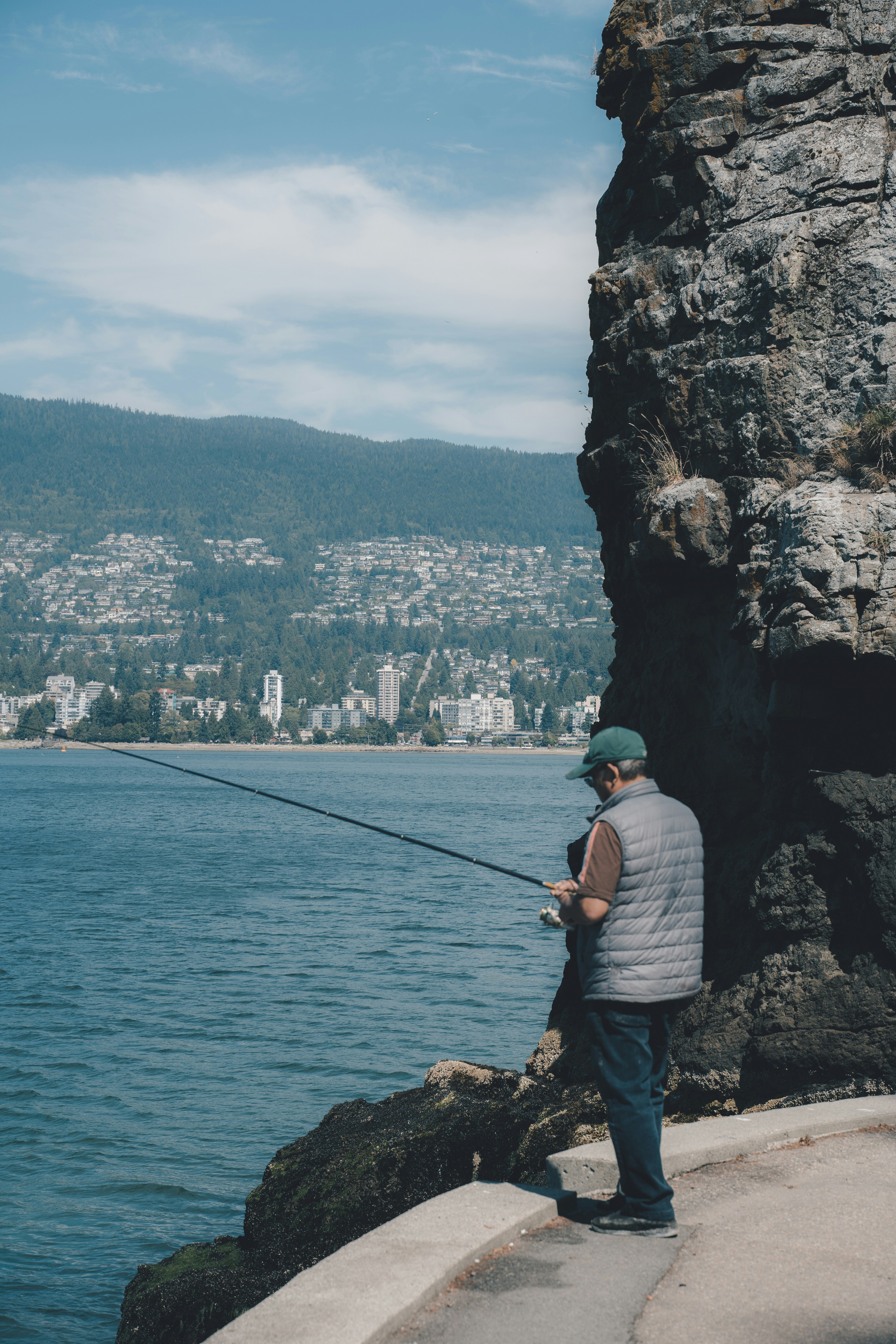 昼間に海で釣りをする白いシャツを着た男の写真 Unsplashで見つけるバンクーバーの無料写真