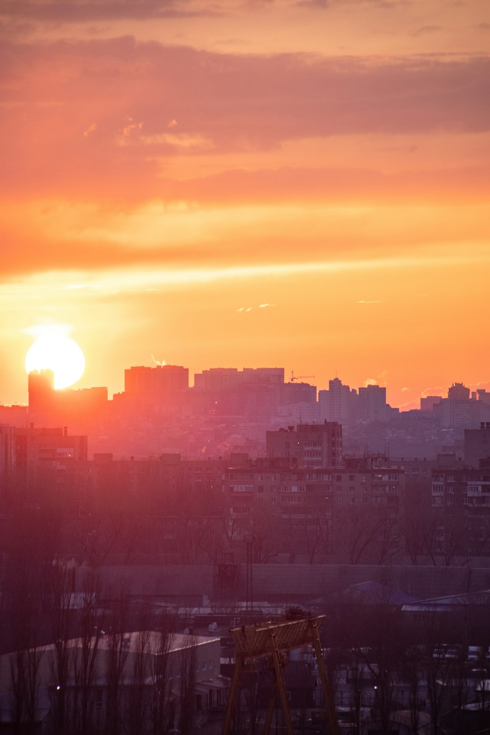 夕暮れ時の街の建物のシルエット