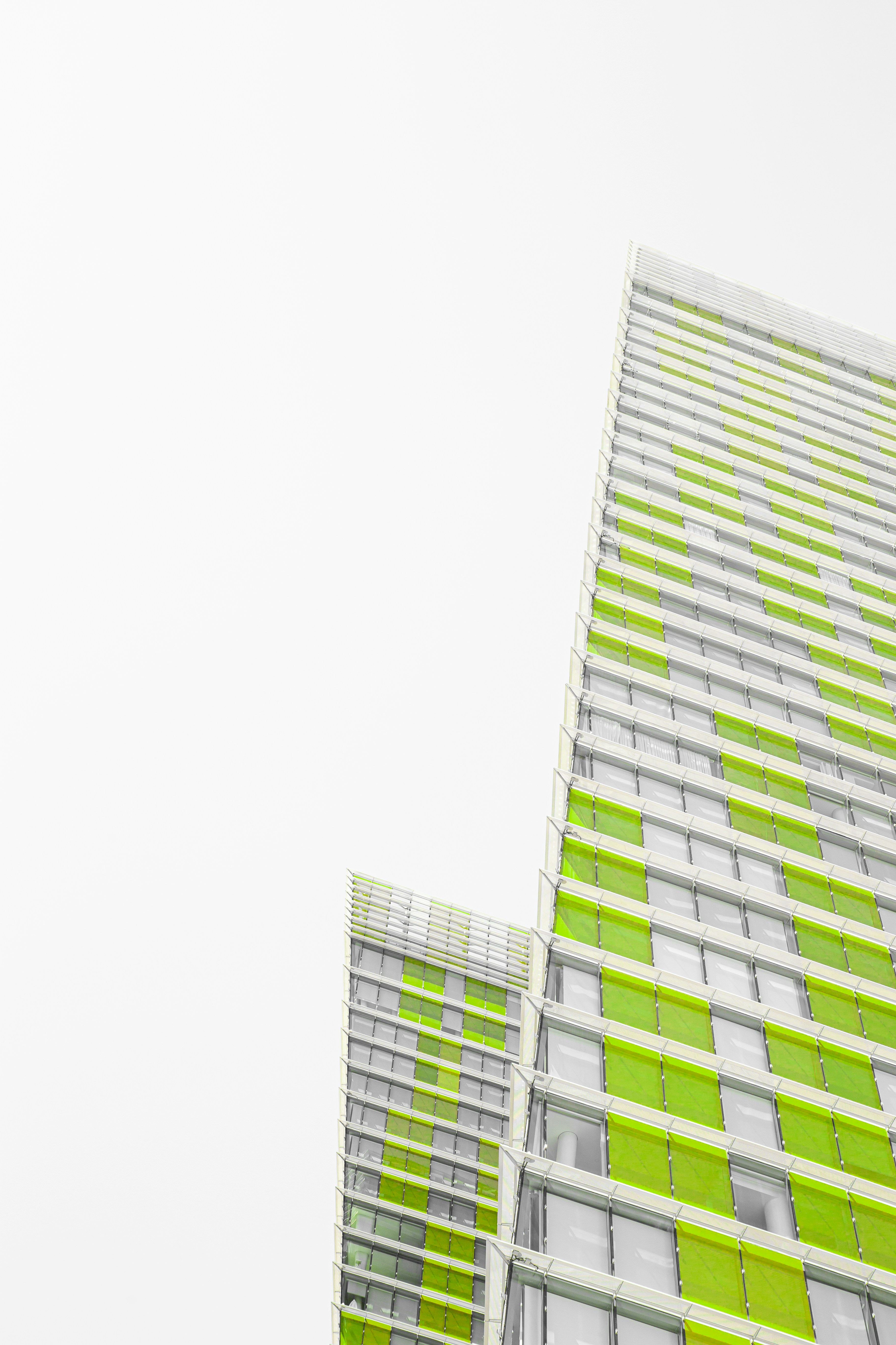 Bâtiment en béton vert et blanc