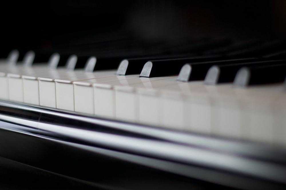 teclas de piano en blanco y negro