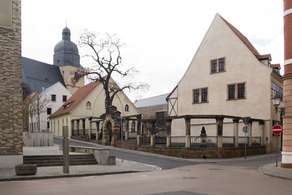 Bâtiment en béton brun et blanc