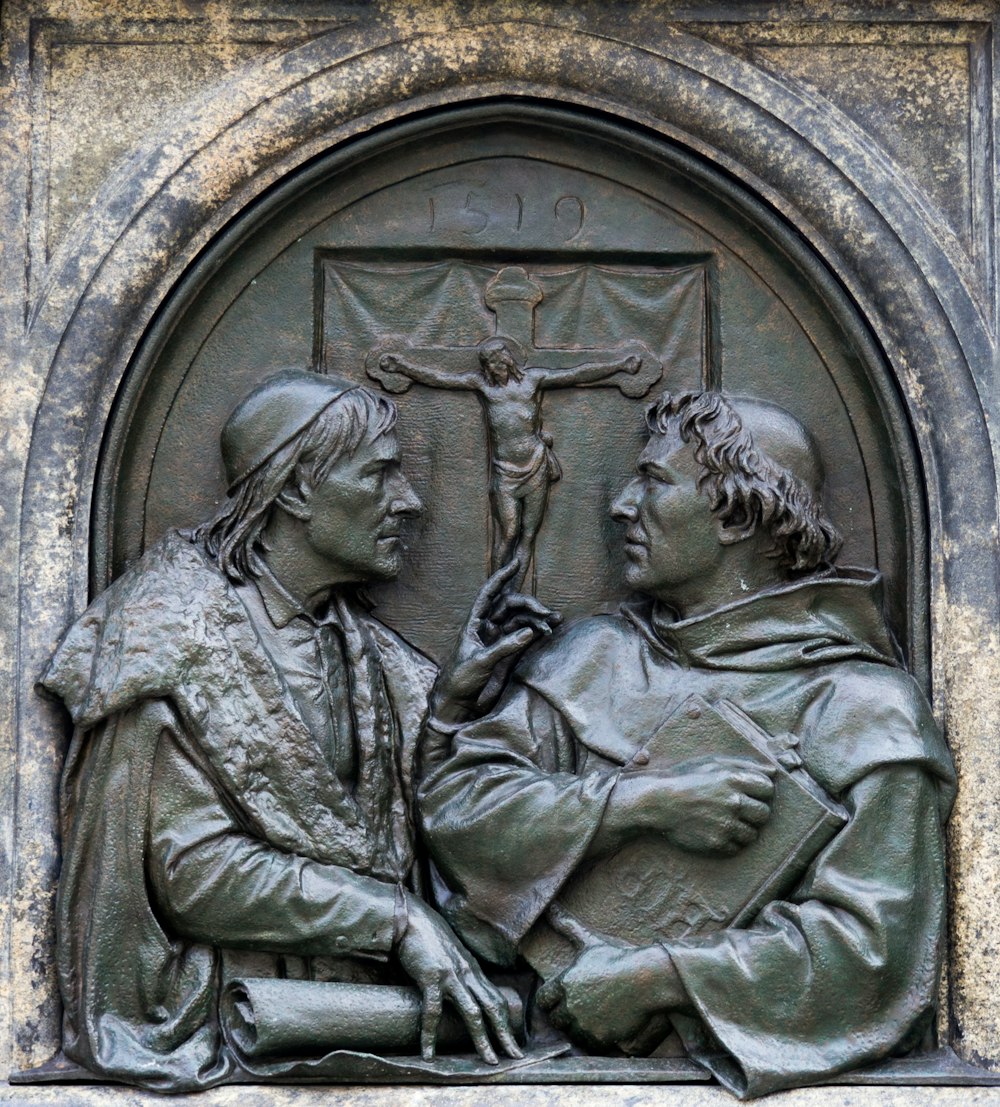 Estatua de hormigón gris del hombre