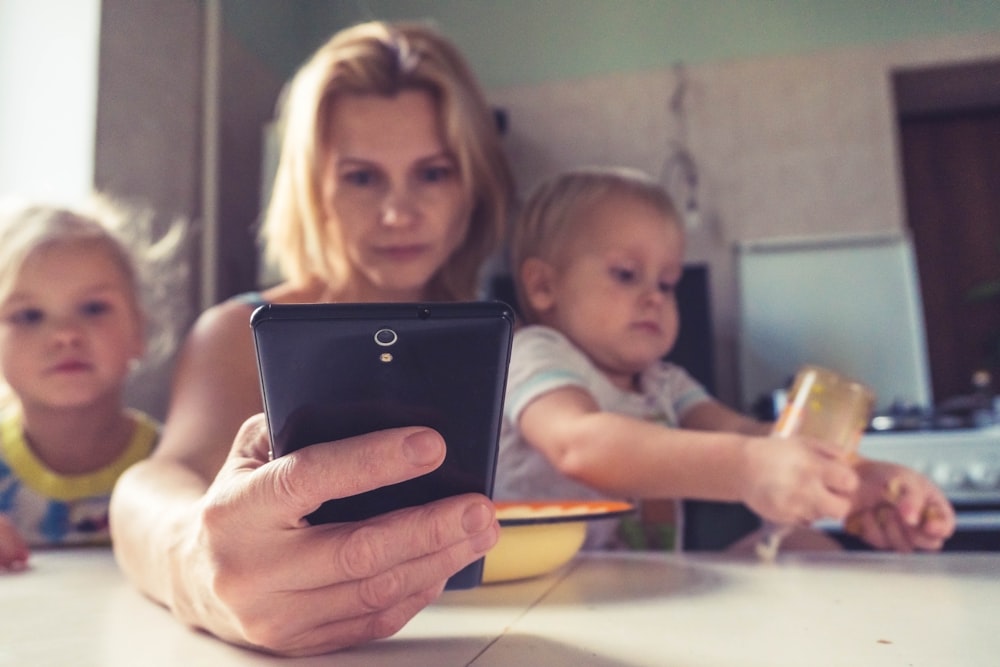 Frau im weißen Hemd mit schwarzem iPad