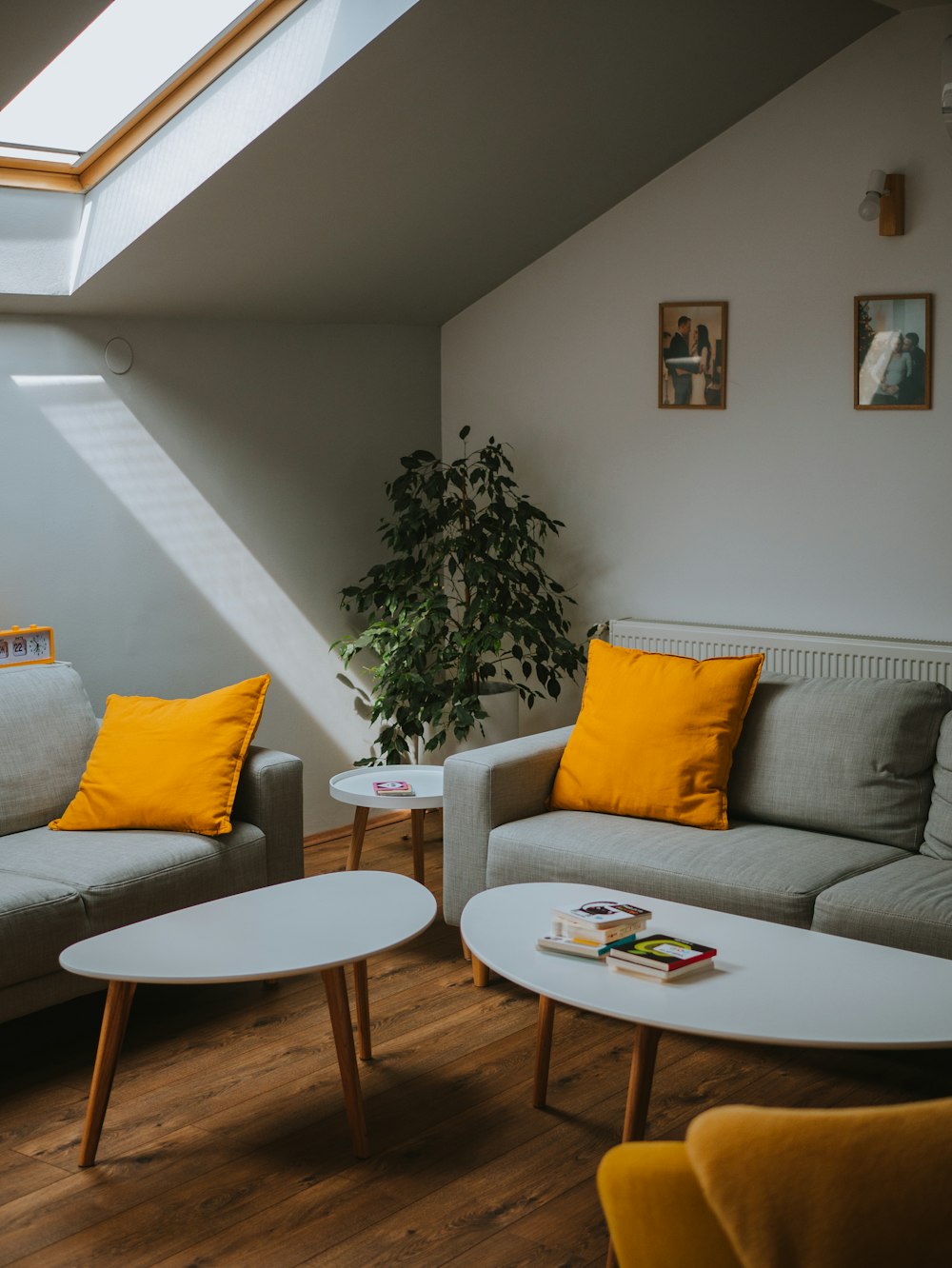 sillón acolchado gris con marco de madera blanca