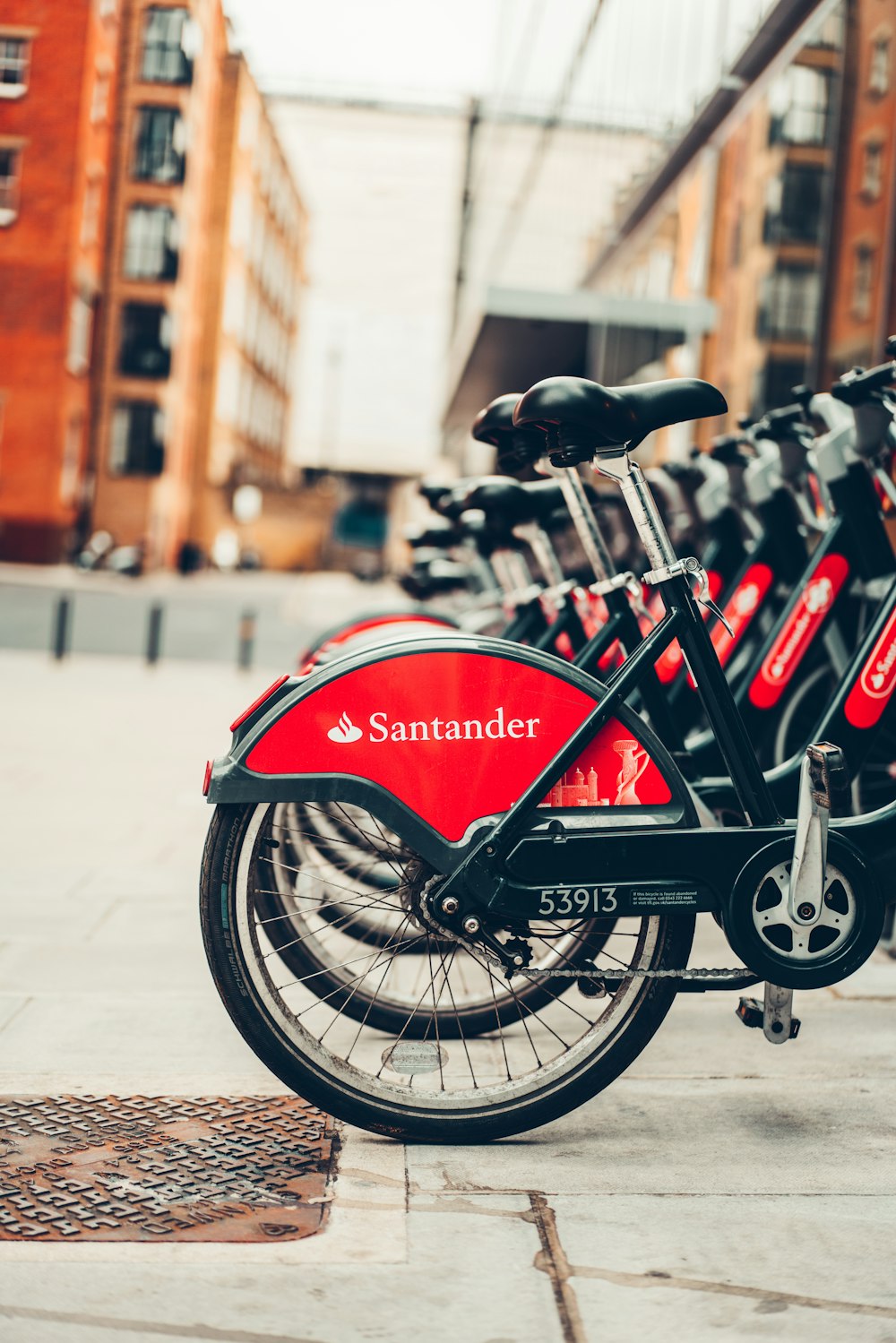 Bicicleta roja y negra en la carretera durante el día