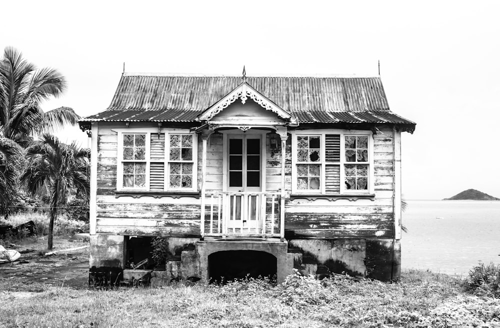 Photo en niveaux de gris d’une maison de 2 étages