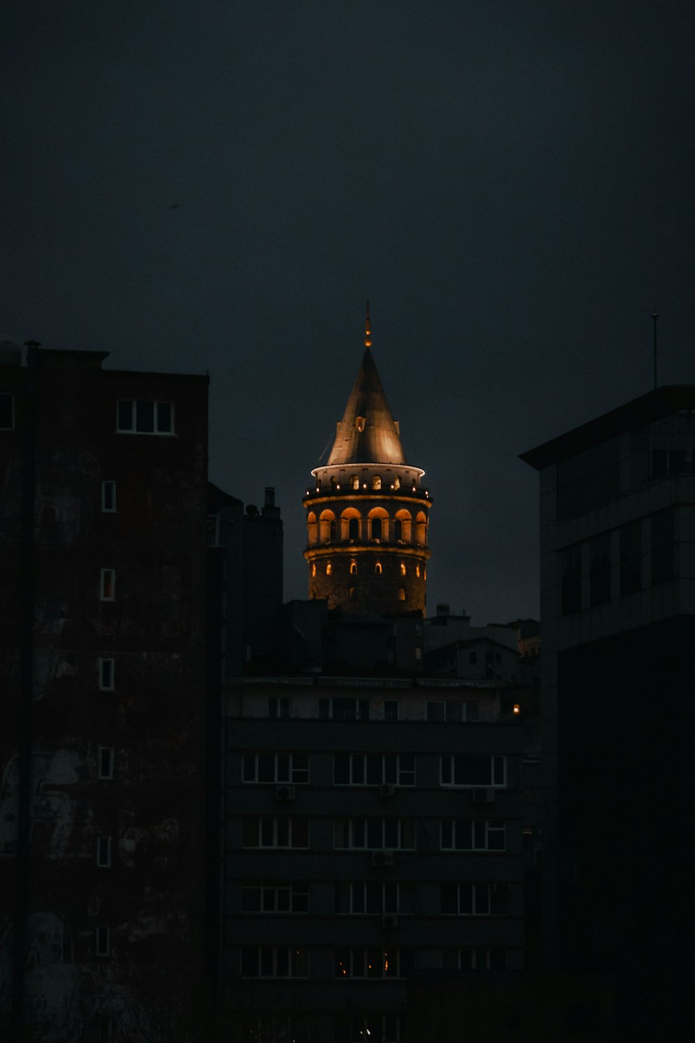 Edificio de hormigón marrón durante la noche