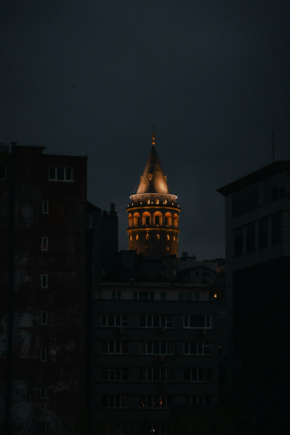 야간에 갈색 콘크리트 건물