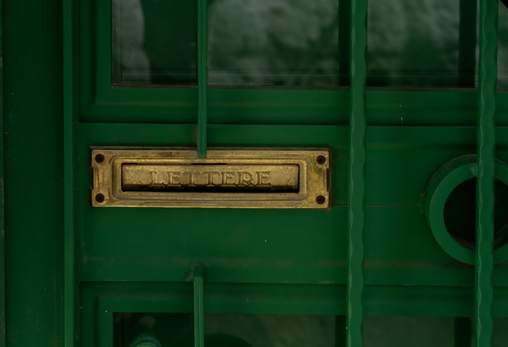 Porte en bois vert avec levier de porte argenté