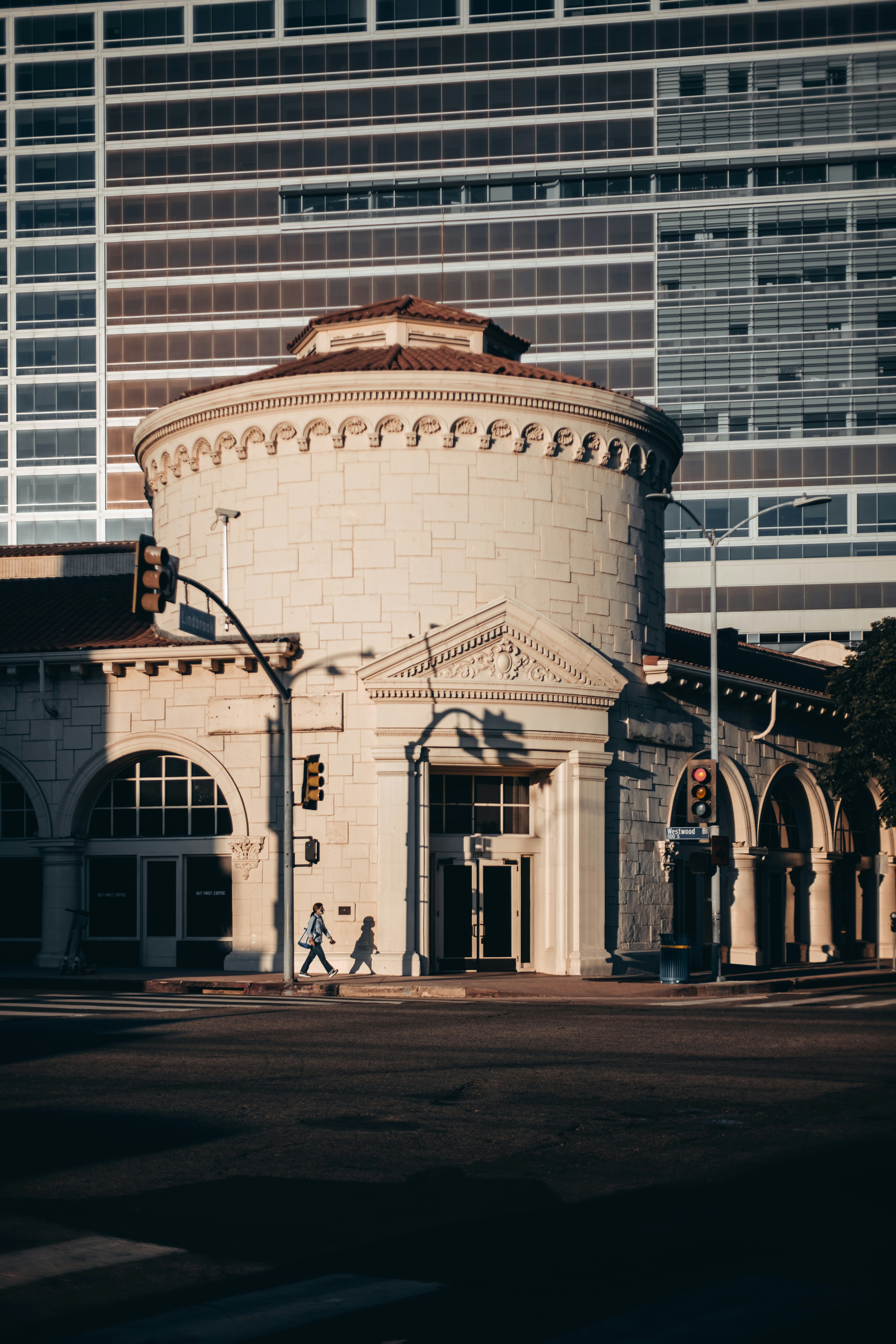 Human faces speak to us in a way that language cannot. Everyone recognize a smile, a frown, tears. Unsplash has the finest selection of people images on the web: high-def and curated for quality. Family, friends, men, women, Unsplash has photos for all.
