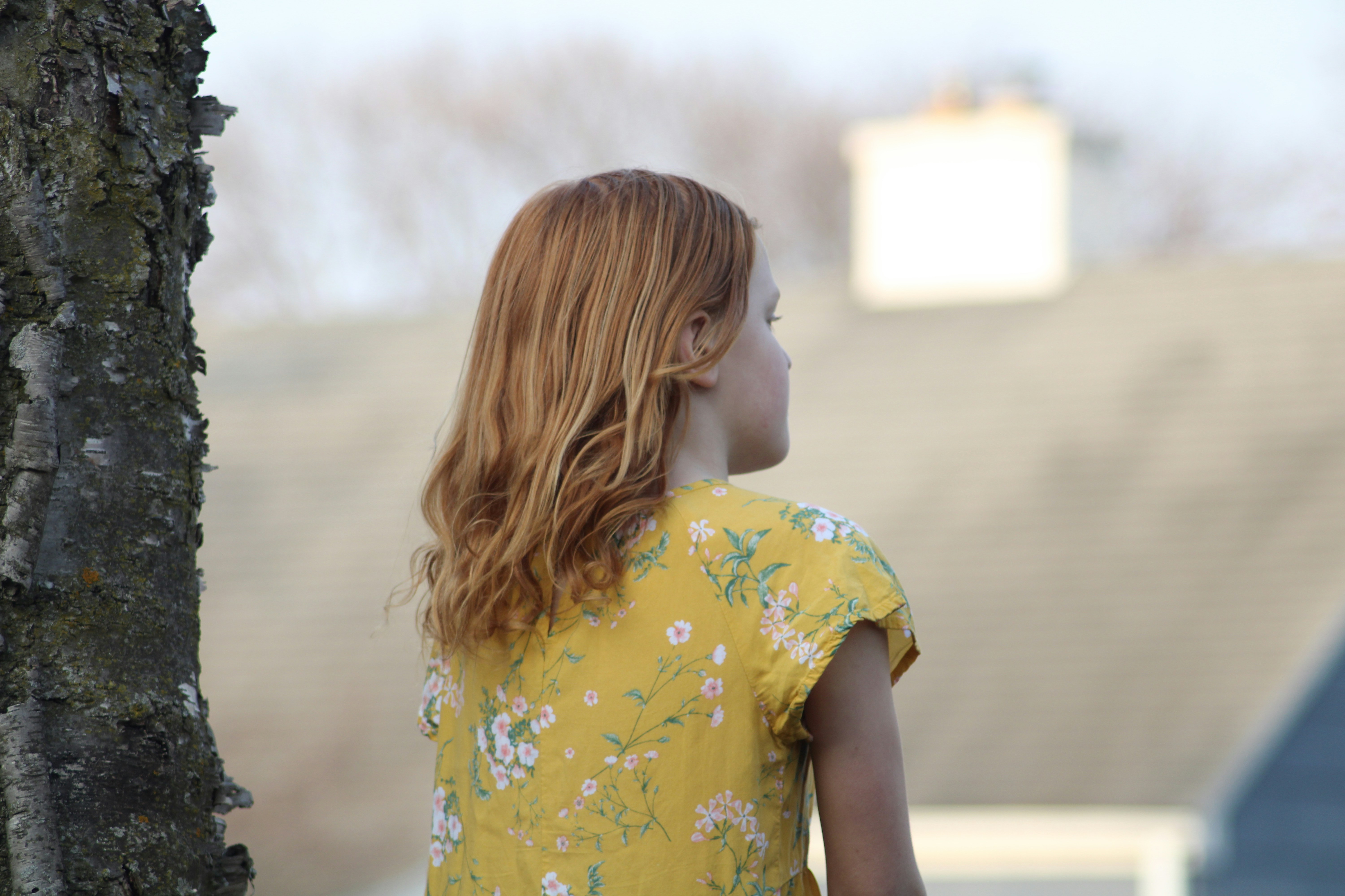 Ragazza in camicia gialla floreale in piedi durante il giorno