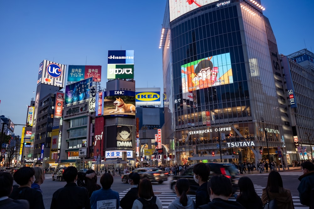 昼間、街を歩く人々