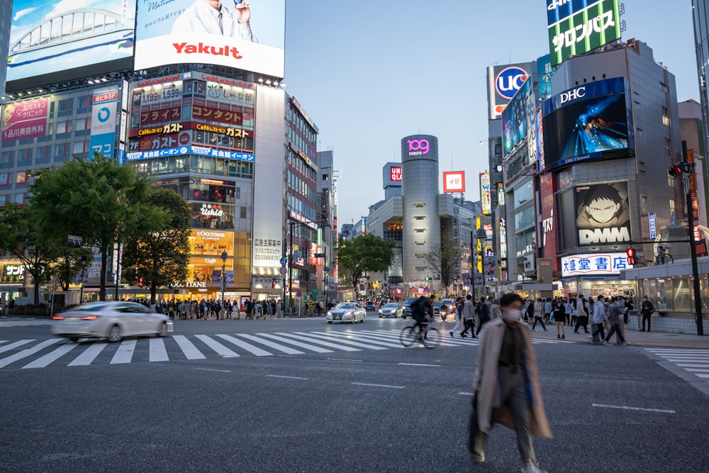 昼間、歩行者専用道路を歩く人々