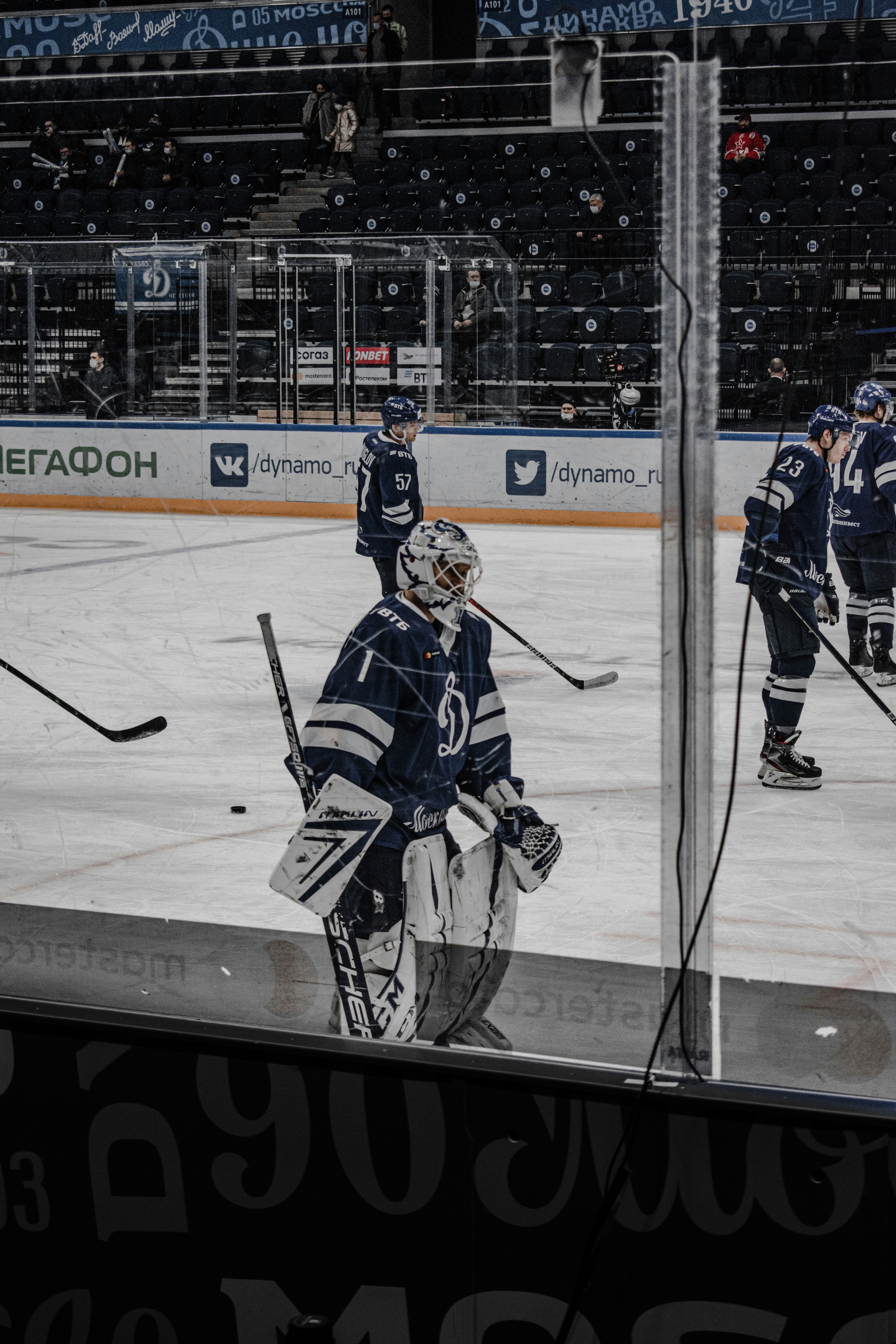 アイス ホッケーをしている黒と白のアイス ホッケー ジャージー シャツの男の写真 Unsplashで見つけるグレーの無料写真