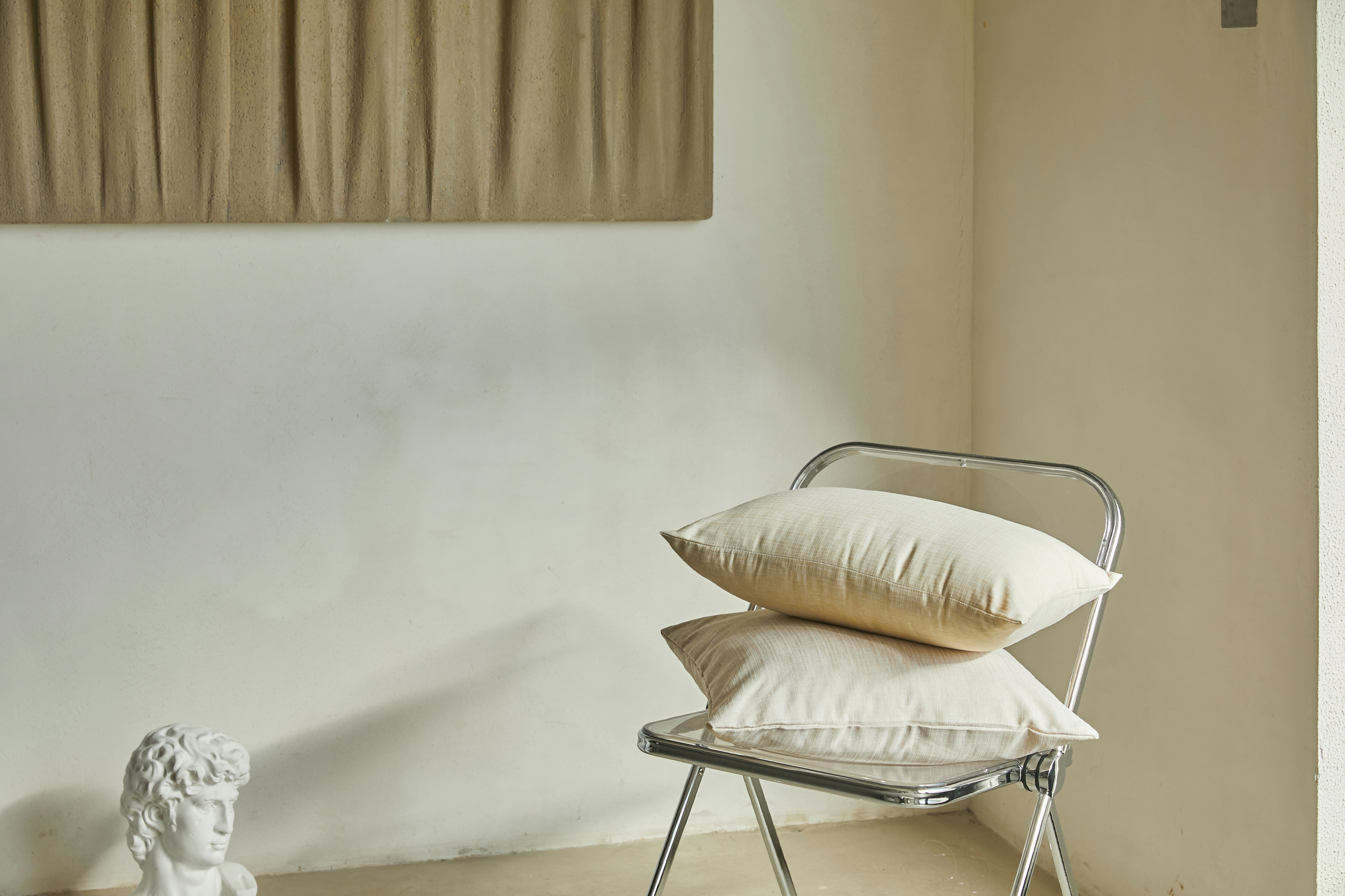 Foto zum Thema Weißes und braunes Kissen auf weißer Couch – Kostenloses ...