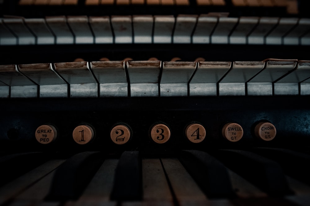 black and silver electronic keyboard