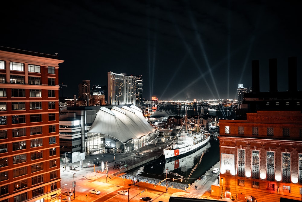 Navire blanc et brun sur le quai pendant la nuit