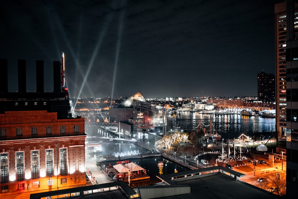 Ciudad con edificios de gran altura durante la noche