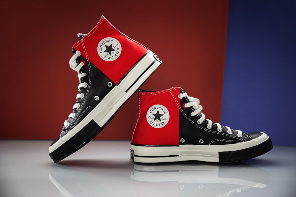 Zapatillas altas rojas y blancas converse all star – Imagen gratis en