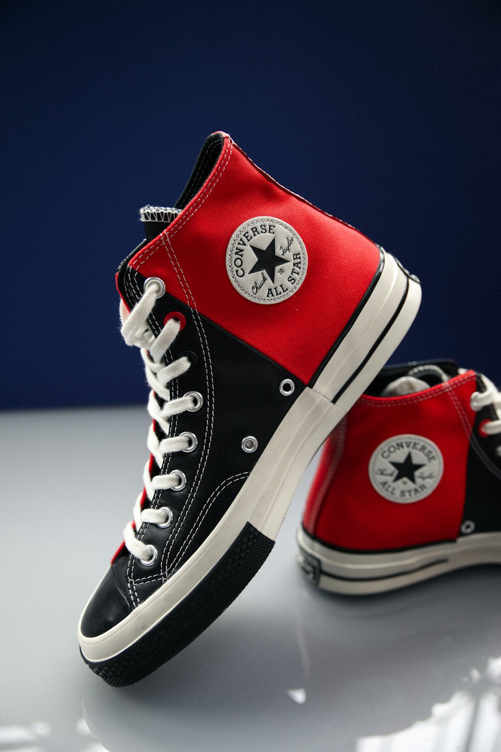 Foto zapatillas altas rojas converse all star – Imagen Rojo gratis en  Unsplash