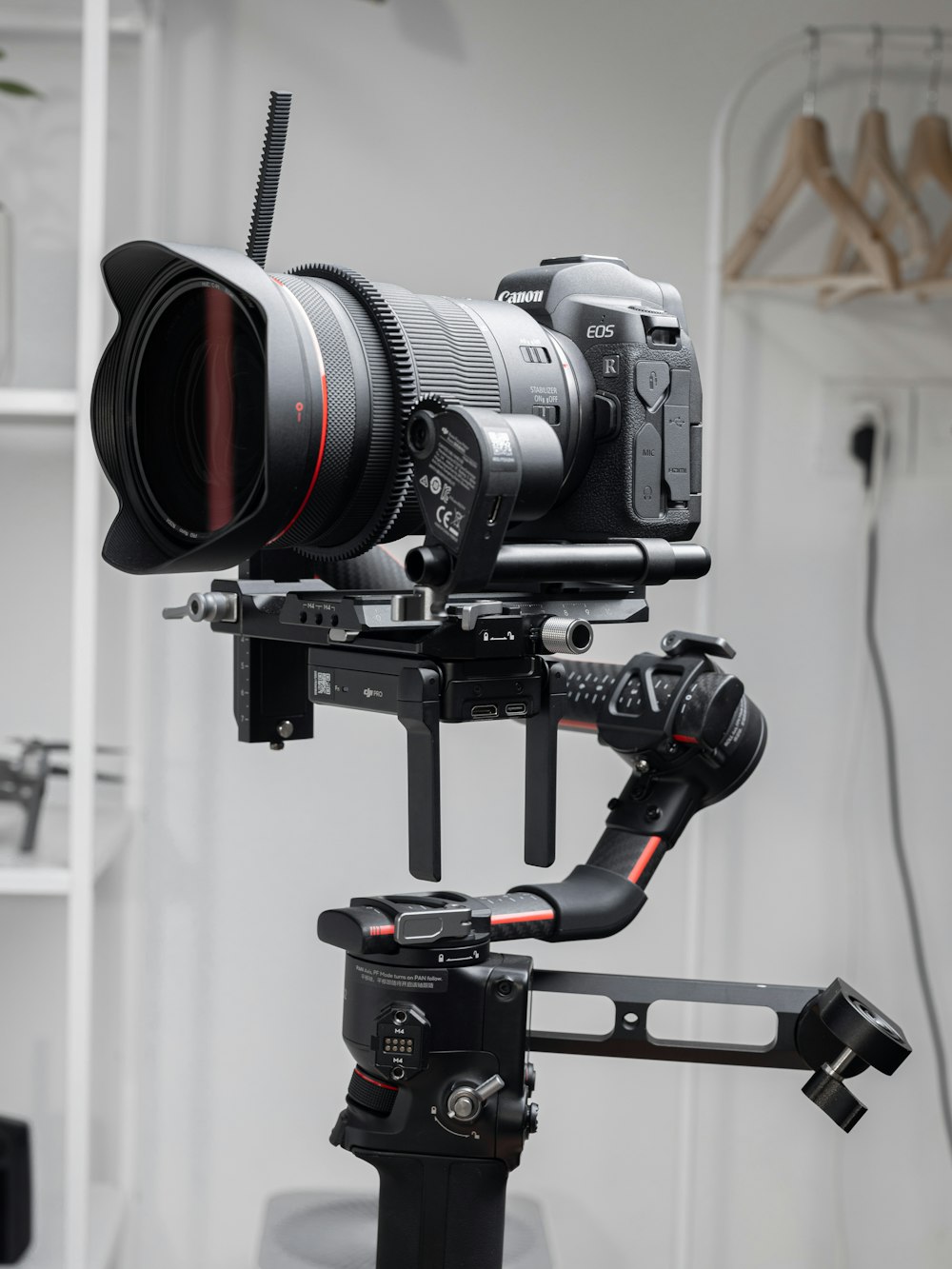 Fotocamera reflex digitale Nikon nera su treppiede nero