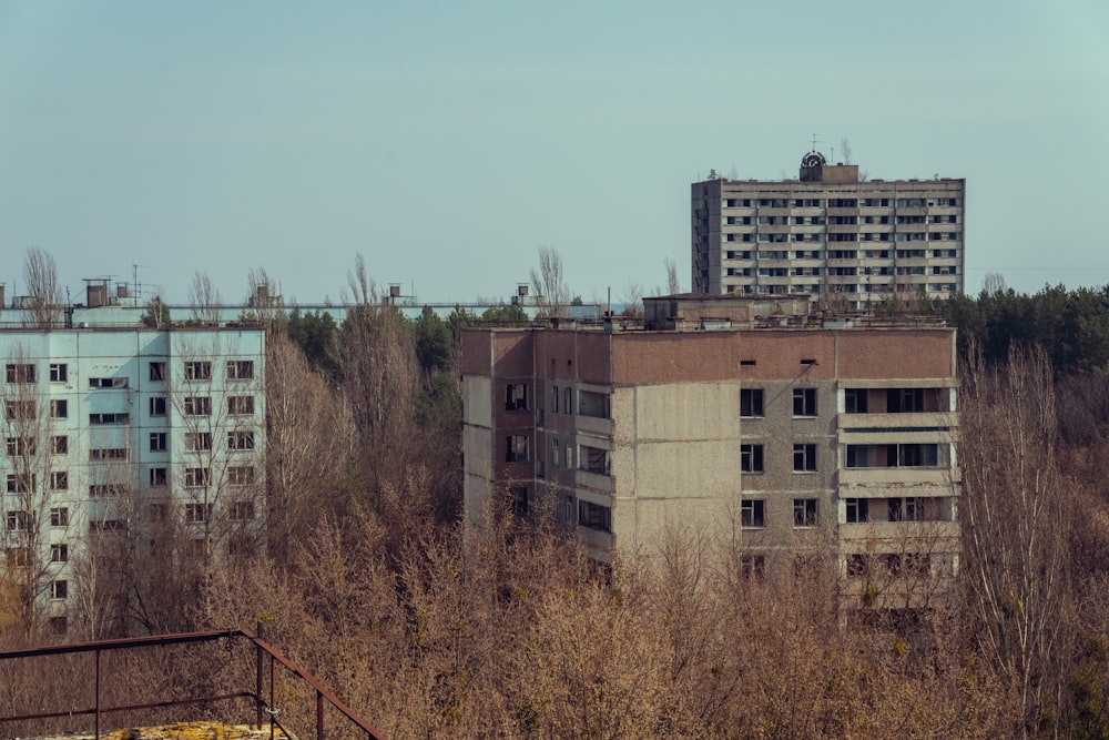 bâtiment en béton brun pendant la journée