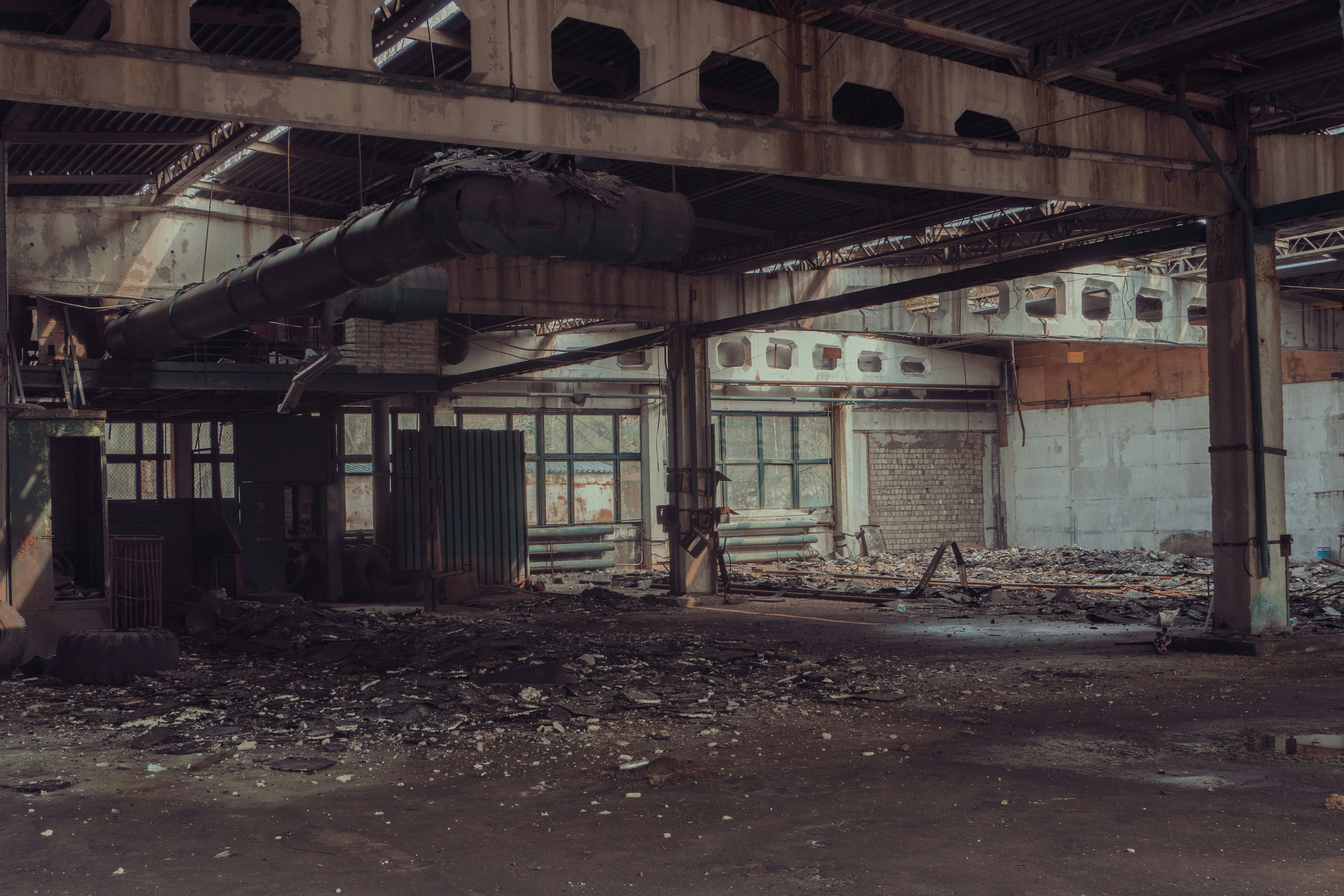 Edificio de madera marrón durante el día