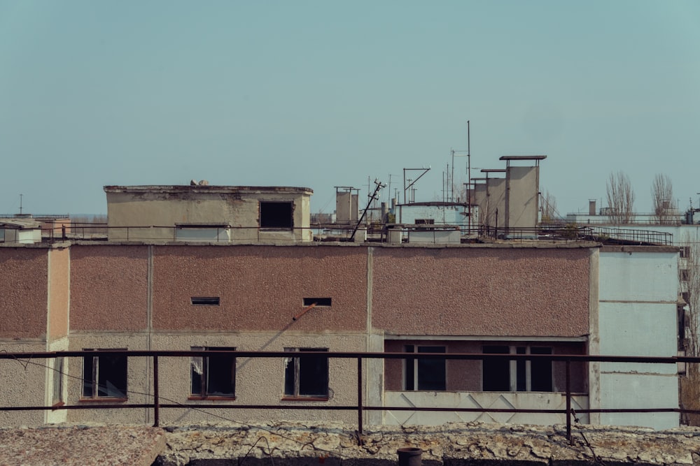 Braunes Betongebäude unter blauem Himmel tagsüber