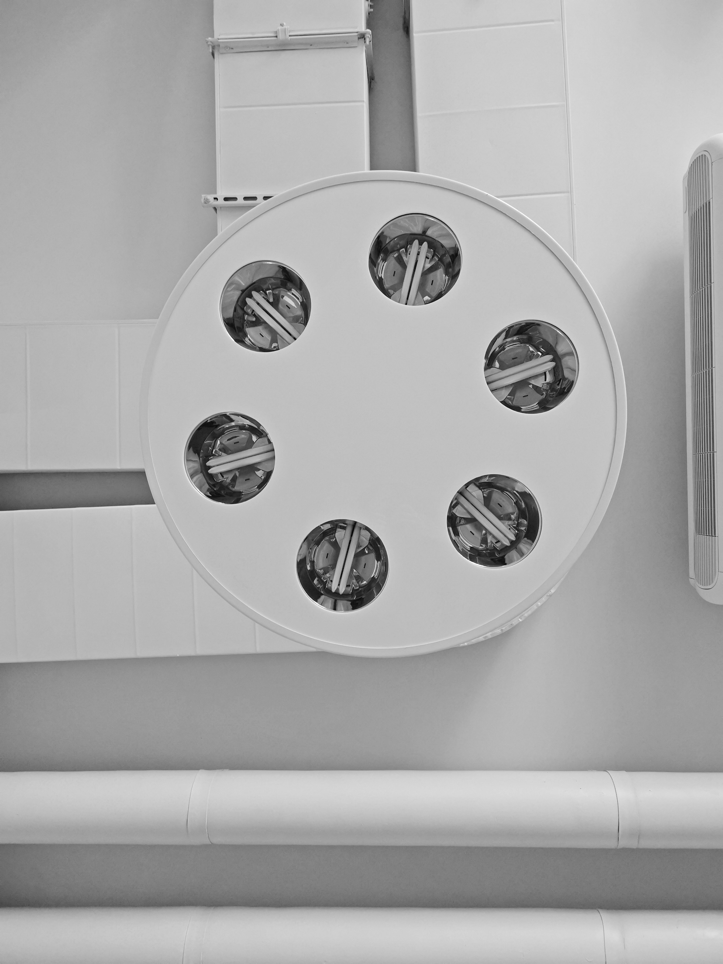 Décor mural rond argenté sur mur blanc