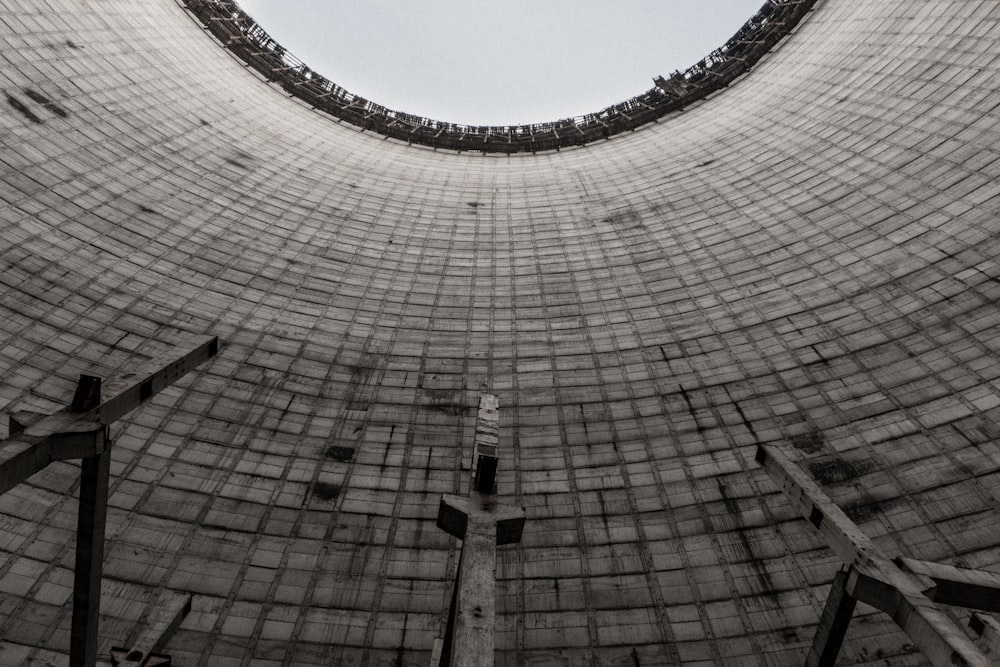 Fotografía de bajo ángulo de edificio de hormigón marrón