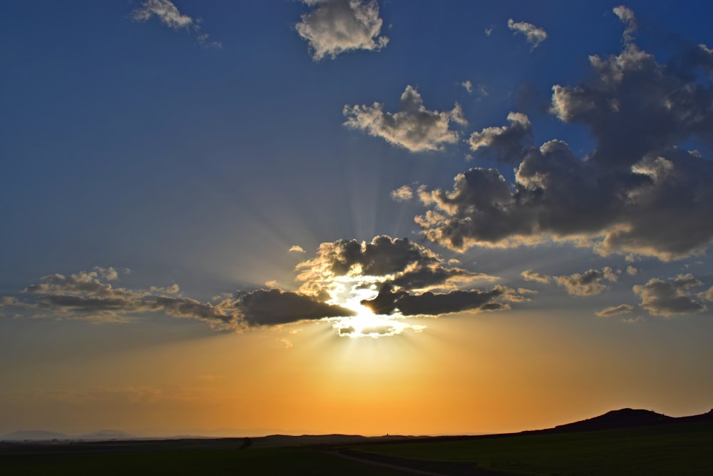 Weiße Wolken und blauer Himmel tagsüber