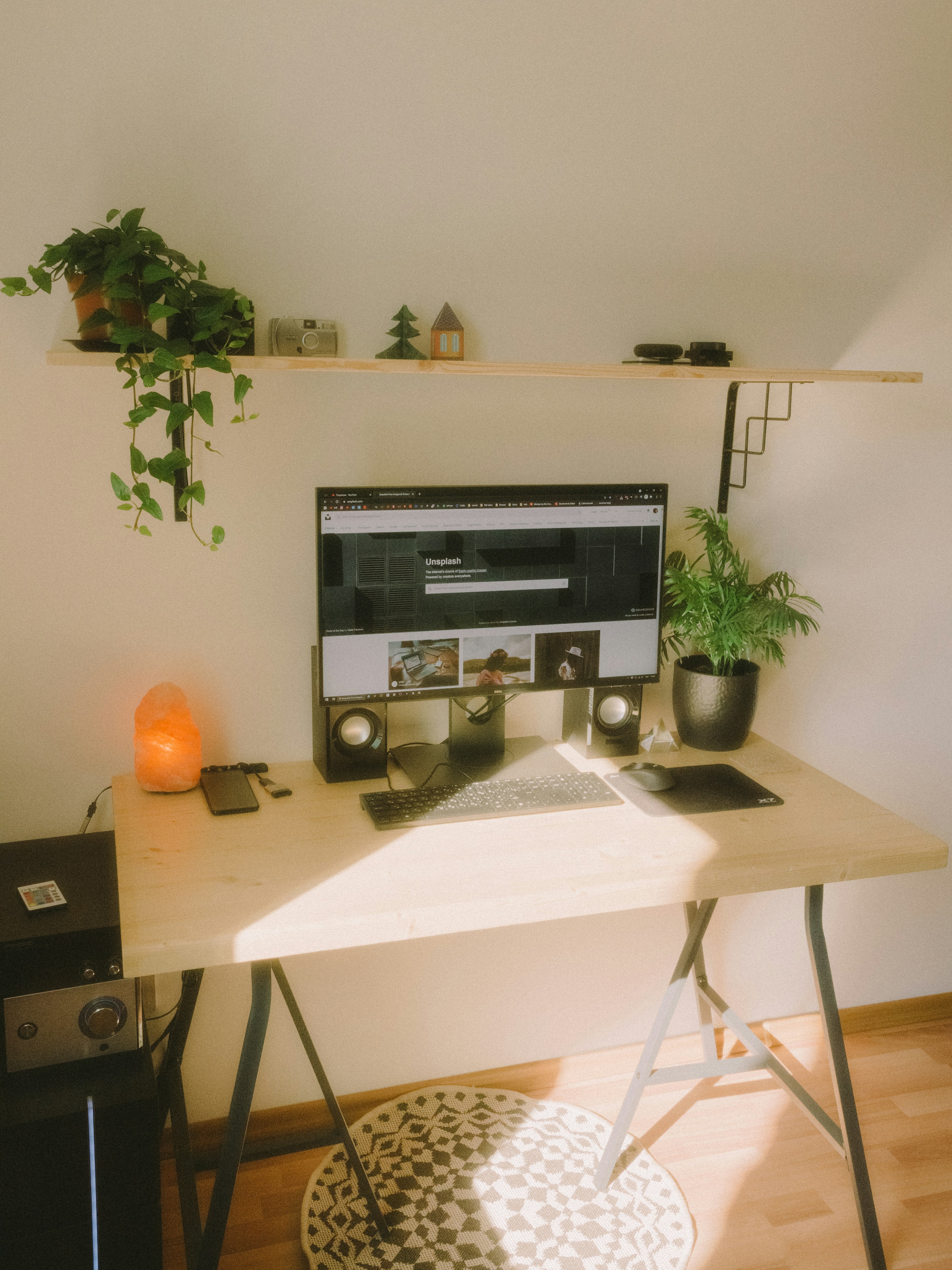 흰색 나무 테이블에 은색과 검은 색 스테레오 구성 요소