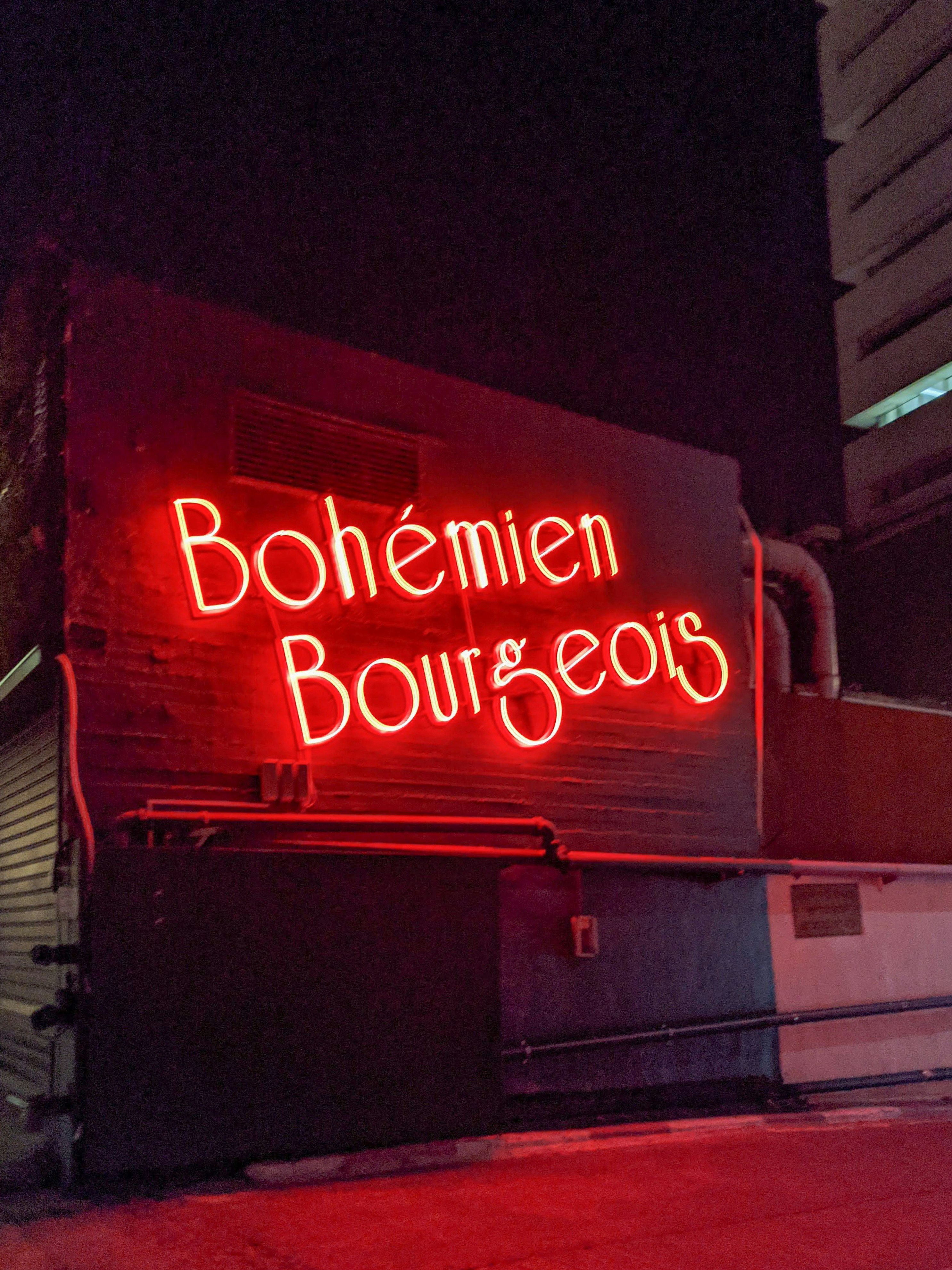 빨간색과 흰색 UNKs 커피 숍