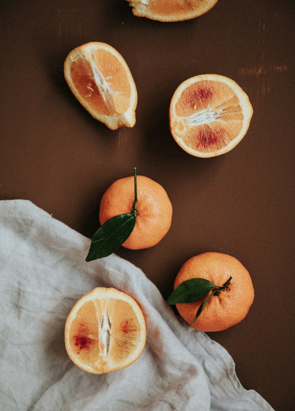 Fruits orange tranchés sur textile blanc