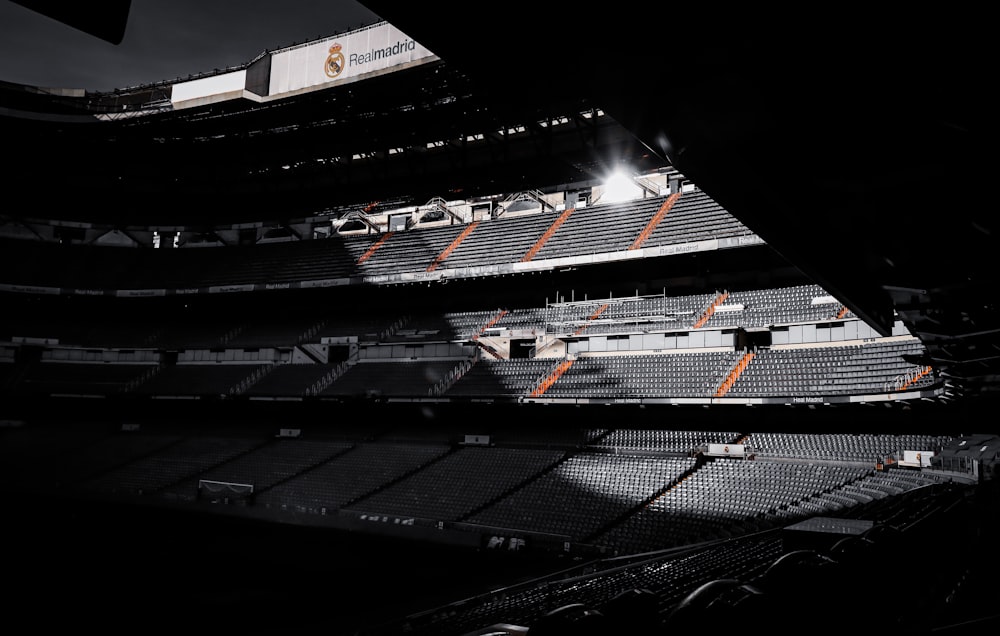 Estadio en blanco y negro durante la noche